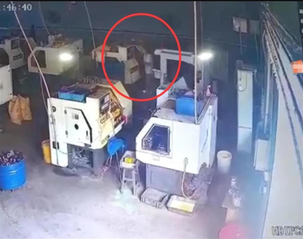 女子称水杯遭工厂同事投放亚硝酸盐，这就不是“双方协商处理”的事