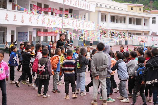 封面深镜|悬崖村小学撤并:一个老师的257条视频记忆