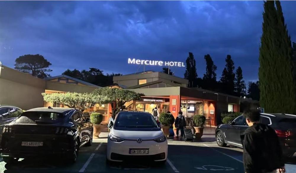 旅客跟团赴欧洲旅游深夜被扔意大利街头，旅行社：当地司机不接受加班