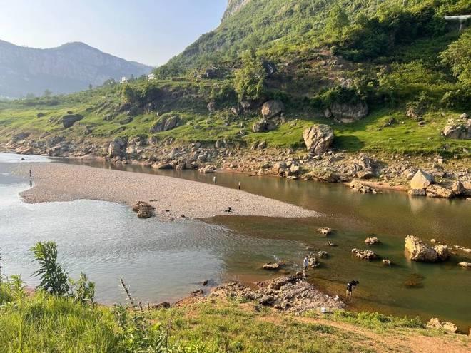 两男子在湘潭一水坝钓鱼被困,1人获救1人被冲走,目击者:他们不听劝