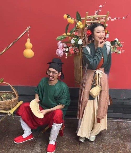 西湖边卖花姑娘走红 回应：我不火 火的是传统文化