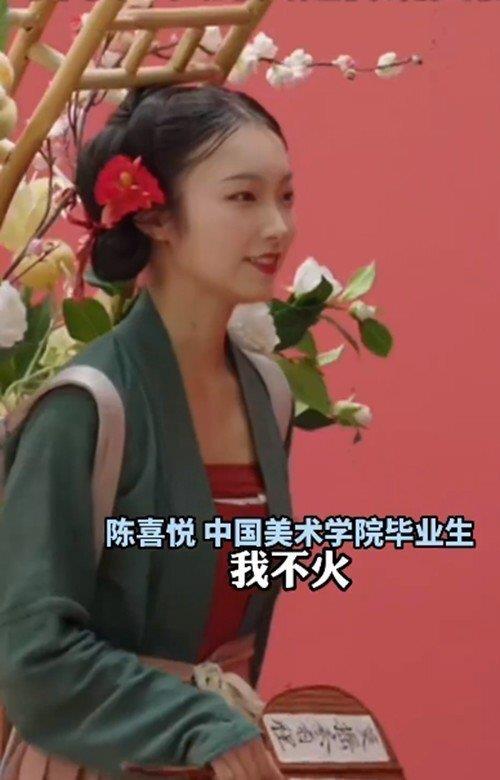 西湖边卖花姑娘走红 回应：我不火 火的是传统文化