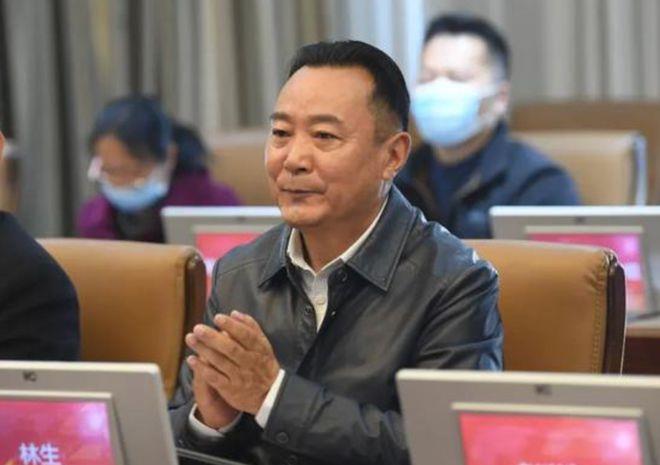 卸任自治区首府市长半年后,果果与曾共事的副市长同日落马
