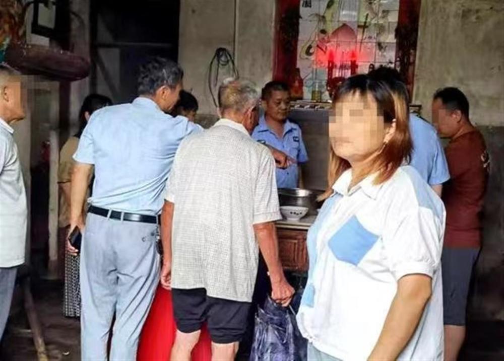 江西16人家庭聚餐后身体不适,村干部:炒菜的油里有刺鼻农药味,警方已介入