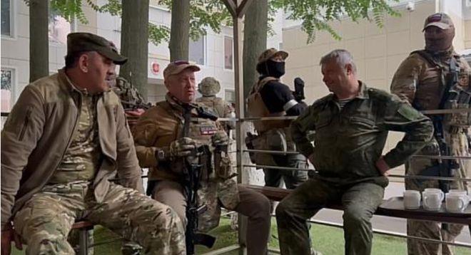 俄媒：视频显示“瓦格纳”创始人出现在俄南部军区总部 与军官交谈