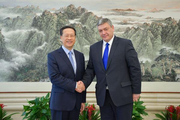 外交部副部长马朝旭同俄罗斯副外长举行磋商：中俄要及时沟通对表