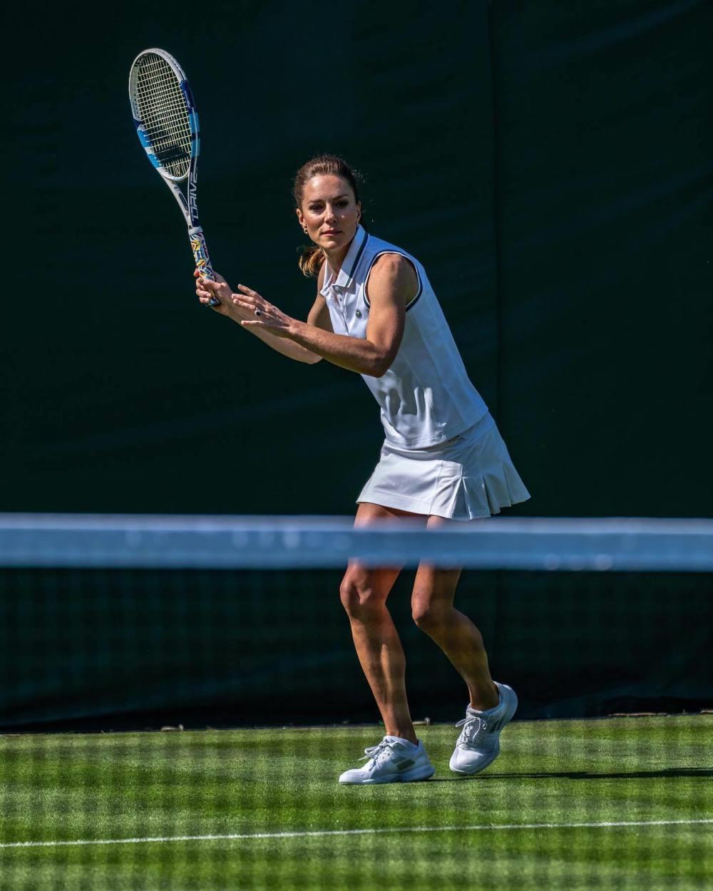 41岁凯特王妃和费德勒切磋球技，穿无袖网球衫，壮硕二头肌惹人羡