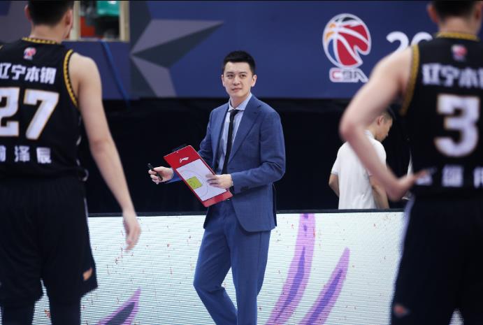 中国男篮教练团再添一人：曝杨鸣飞往青岛辅佐乔帅 参与国家队集训