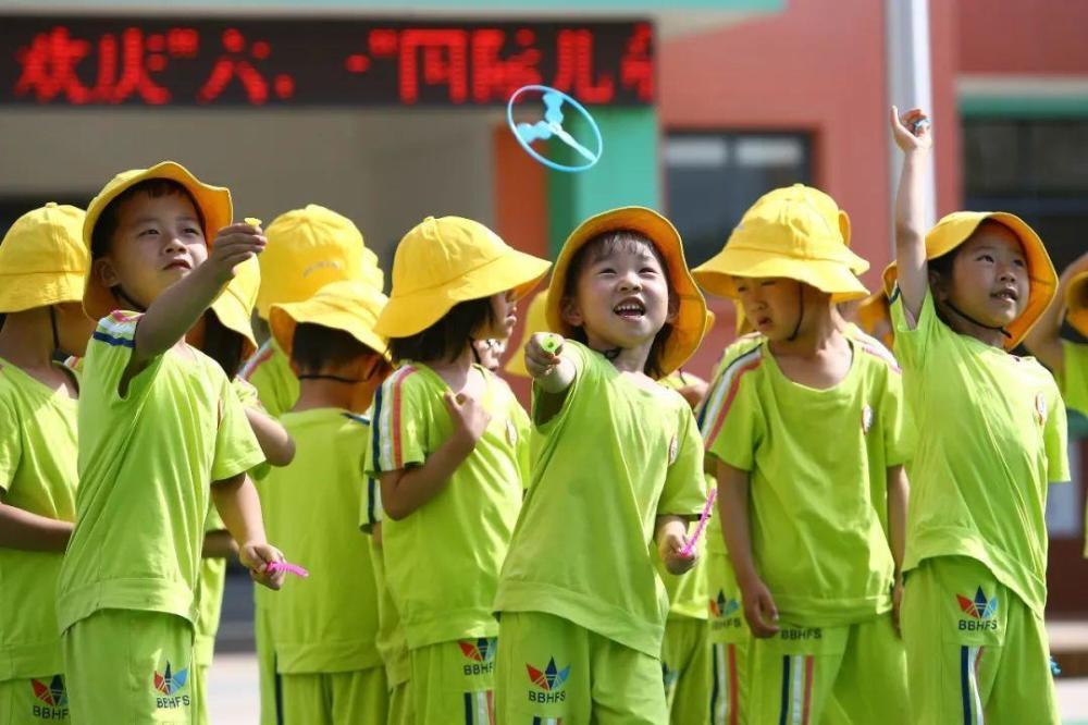 今年夏天，幼儿园抢不着娃了