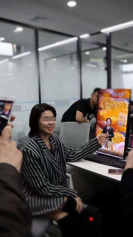 60岁阿姨“投资”AI数字人直播，讲师暗示轻松月入10万