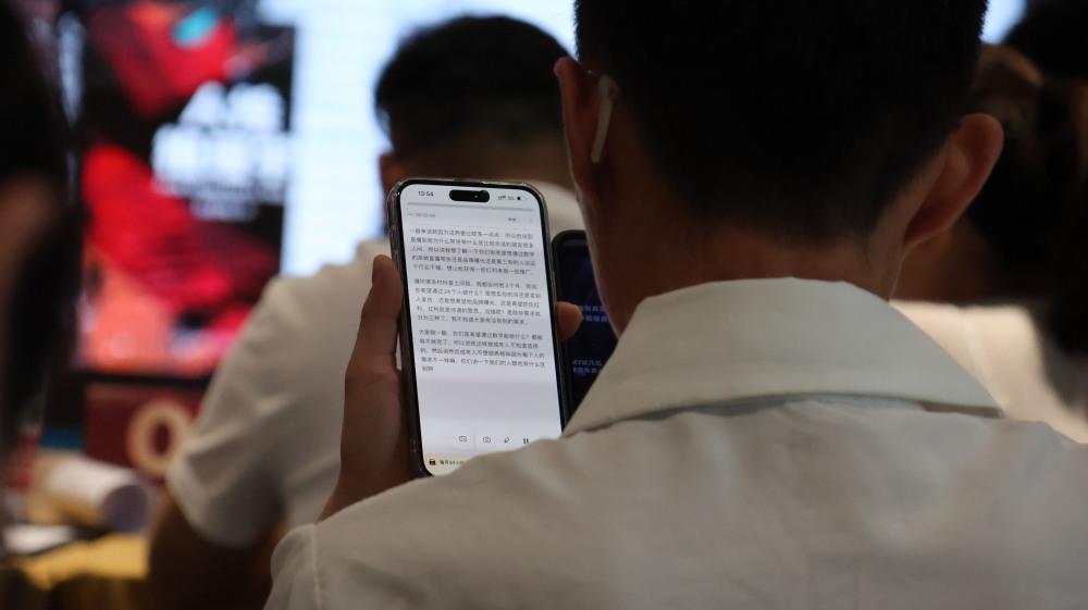 60岁阿姨“投资”AI数字人直播，讲师暗示轻松月入10万