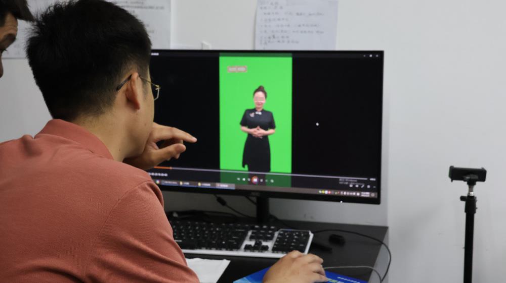 60岁阿姨“投资”AI数字人直播，讲师暗示轻松月入10万