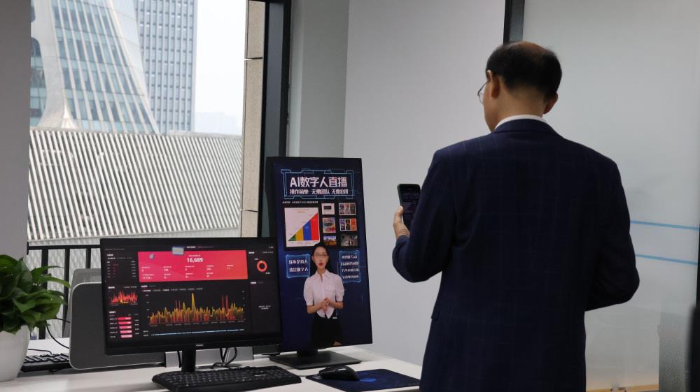 60岁阿姨“投资”AI数字人直播，讲师暗示轻松月入10万