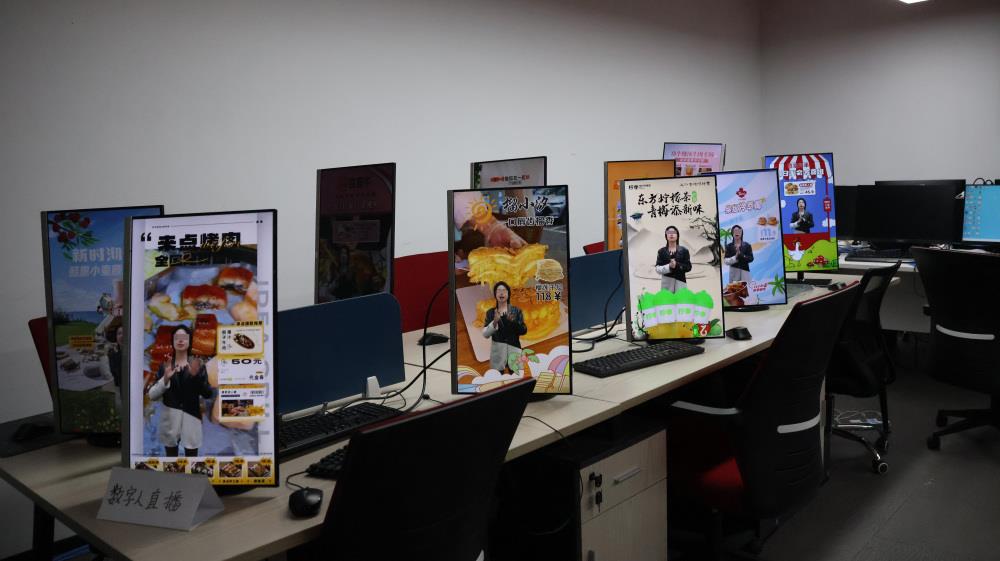 60岁阿姨“投资”AI数字人直播，讲师暗示轻松月入10万