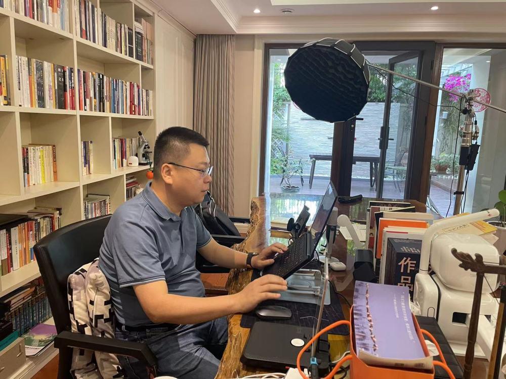 60岁阿姨“投资”AI数字人直播，讲师暗示轻松月入10万