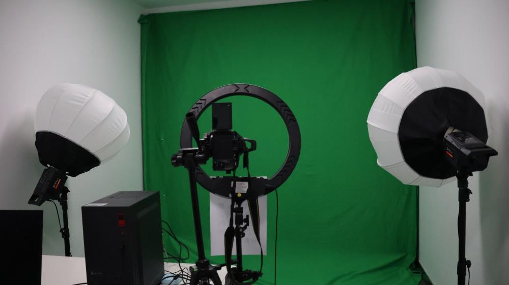 60岁阿姨“投资”AI数字人直播，讲师暗示轻松月入10万