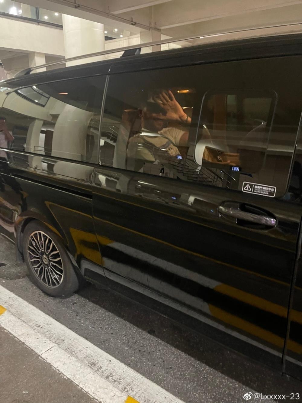 中国男篮归化突破性进展：李凯尔抵达上海 朝球迷微笑挥手示意