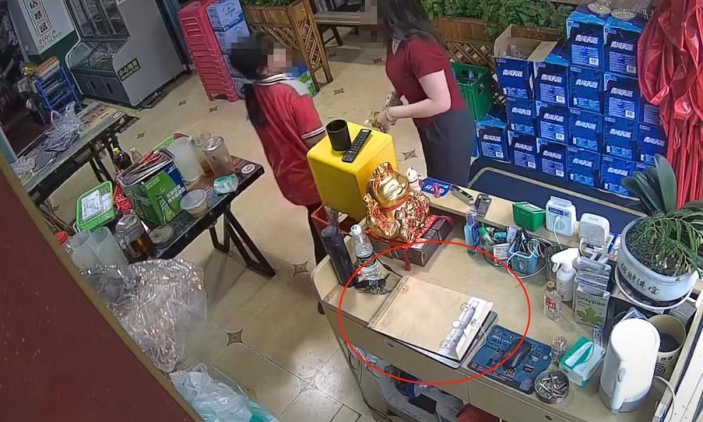 母亲回应“私拆女儿档案袋”：不小心拆了，正在补救