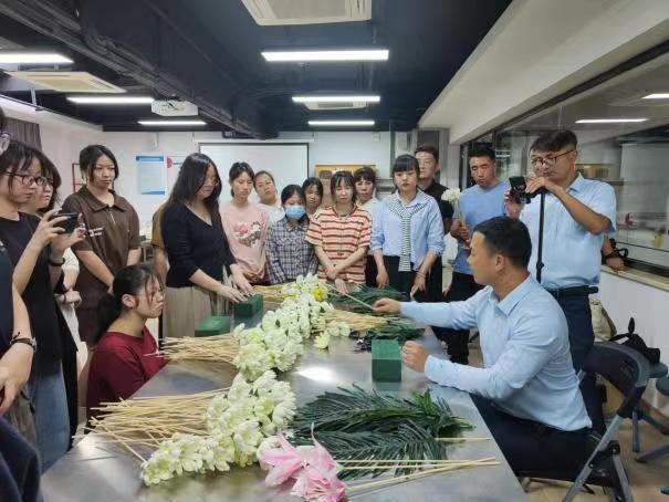 殡葬专业就业率100％遇冷？学校：招生不困难报名人数是计划的2倍 学生在学习中对生命更加敬畏