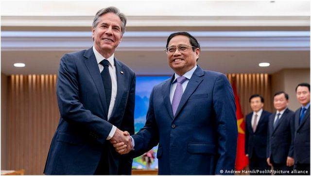 补壹刀：“里根”号航母高调访岘港，越南防长却到了中国……