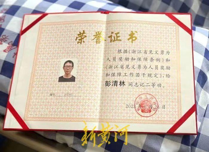 网上多位女生喊话求婚 跳江救人外卖小哥回应并公开择偶标准