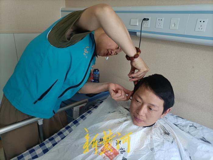 网上多位女生喊话求婚 跳江救人外卖小哥回应并公开择偶标准