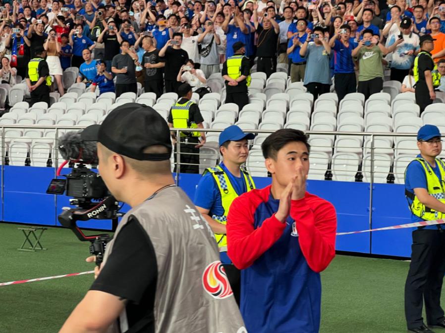 官宣！戴伟浚正式加盟上海申花，亮相上海体育场，接过9号球衣