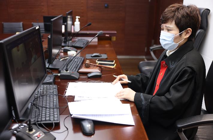 太离谱！上海90后快递员恋上70后女客户，怀疑女方“出轨”，深夜携刀入室