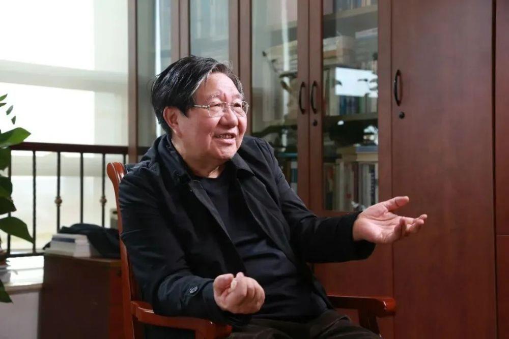 告诫女生“不要上文学的当”，72岁复旦教授又火了