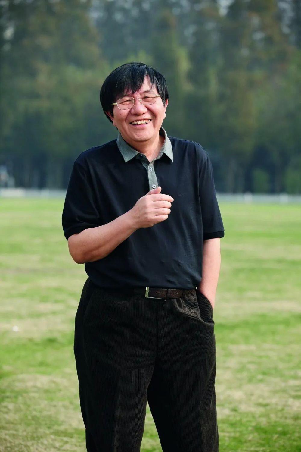 告诫女生“不要上文学的当”，72岁复旦教授又火了