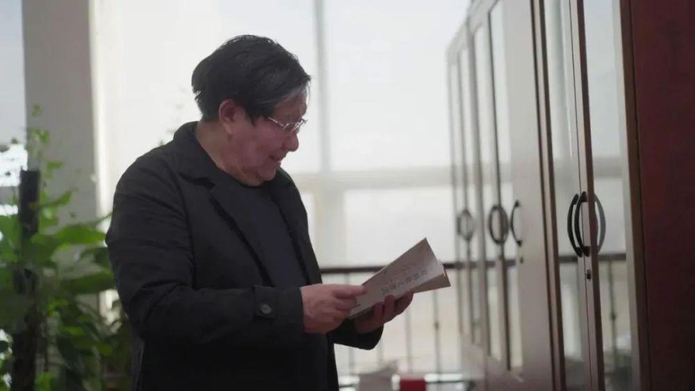 告诫女生“不要上文学的当”，72岁复旦教授又火了