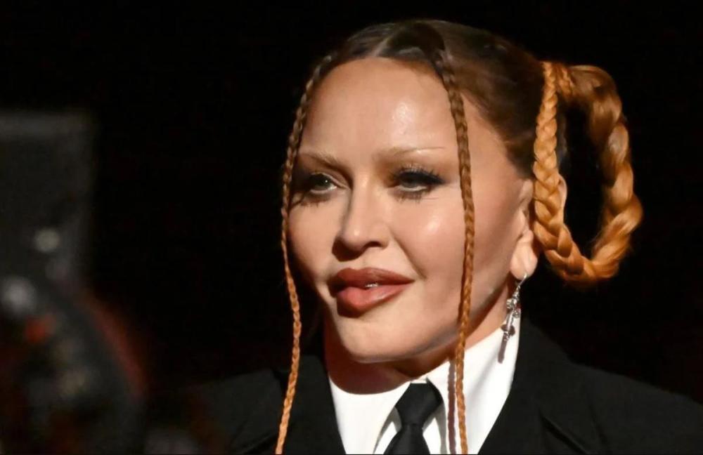 64岁的麦当娜因细菌感染住进ICU抢救，入院前一天还在漂发，国际巡演推迟