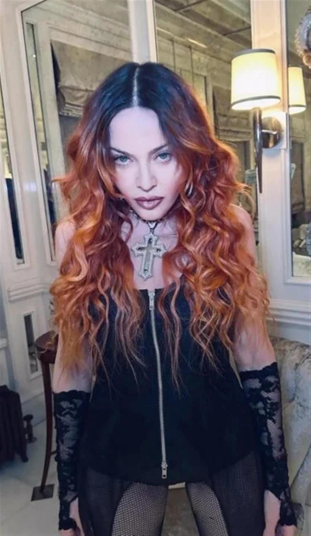 64岁的麦当娜因细菌感染住进ICU抢救，入院前一天还在漂发，国际巡演推迟