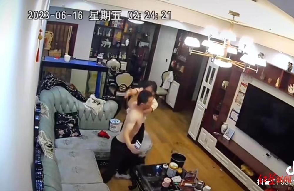 男子发视频称被家暴，其妻首次发声：他常在无监控处打孩子 男方予以否认