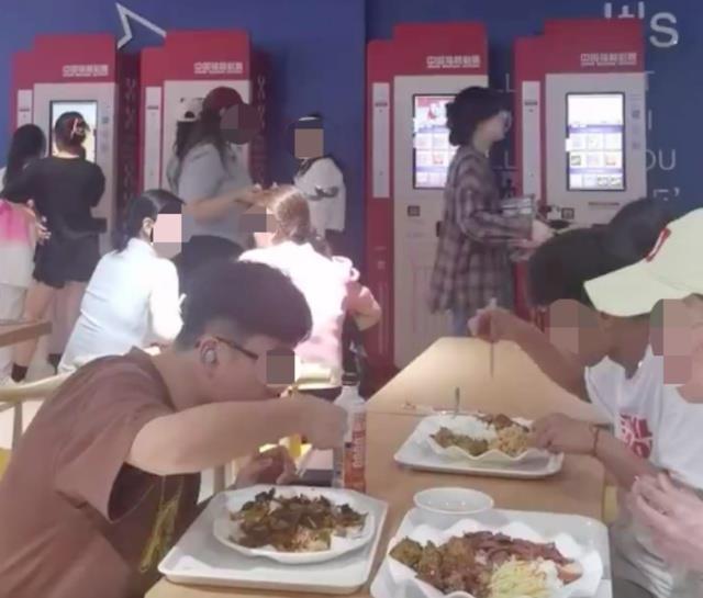 大连一高校食堂放多台彩票机，网友：谁能把持得住？校方回应：食堂不归学校管，和学校没有关系