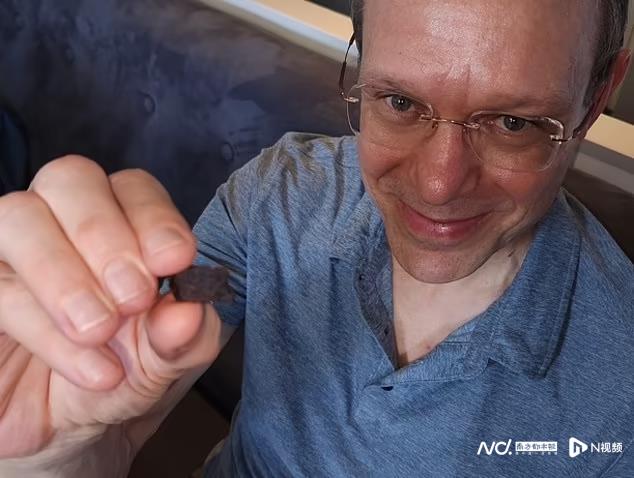 哈佛物理学家从太平洋底打捞起流星碎片，称或是外星飞船残骸