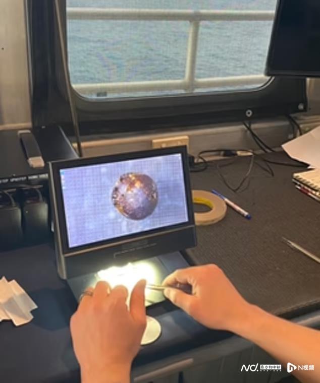 哈佛物理学家从太平洋底打捞起流星碎片，称或是外星飞船残骸