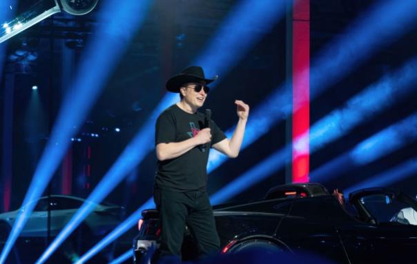 推特新CEO上任不到一个月，她治好了马斯克的“广告过敏症”？