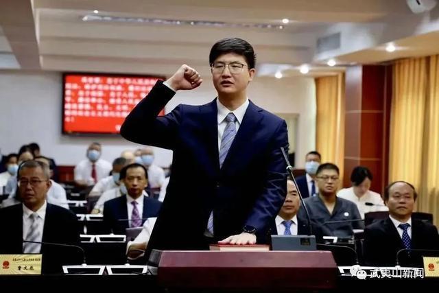 33岁任县委书记！“85后”清华博士再履新职
