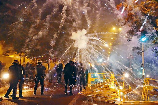 法媒：马克龙将缩短欧盟峰会行程，就法国多地暴力骚乱召开危机会议