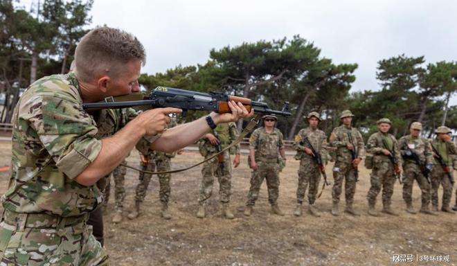 西方职业军人改头换面，进入乌克兰？俄外长暗示了他们的危险处境