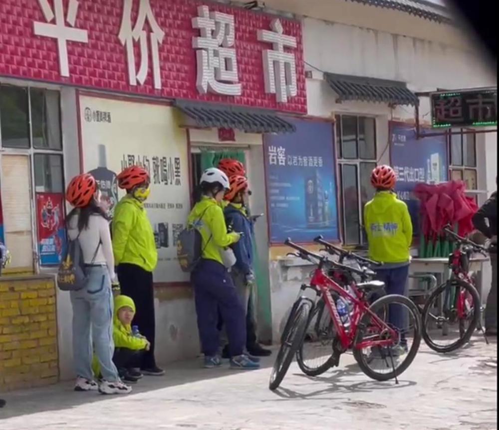 官方回应“青海湖保安不让停车拍照”：事发地是禁停路段，已获当事游客理解