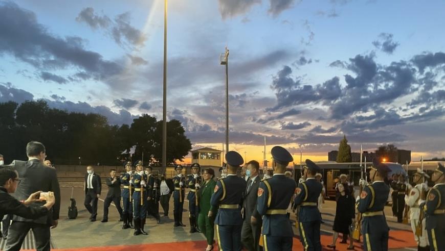 洪都拉斯总统抵达北京