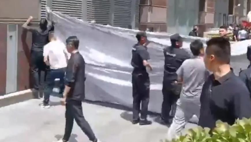 球迷气疯！等半天看梅西，工作人员却拉幕布遮挡 全场狂骂主办方