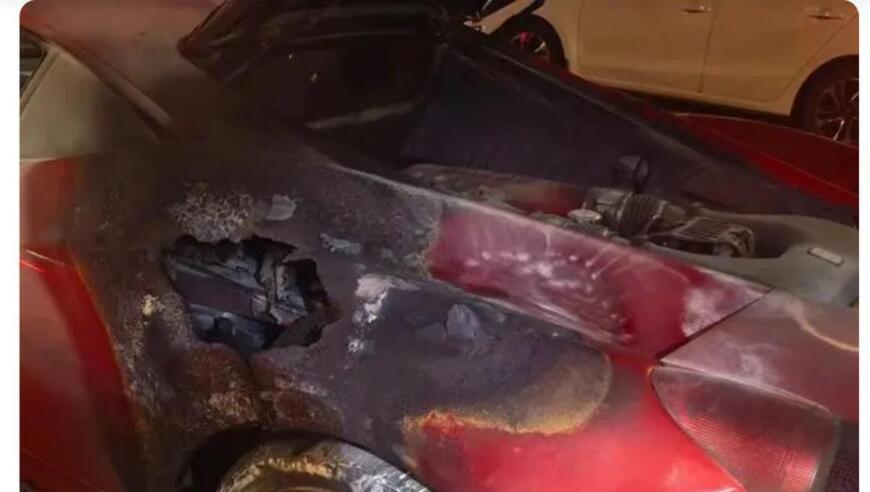 车主开法拉利去宵夜，等红绿灯时车身起火烧出大洞，该款车发售价最高达550万