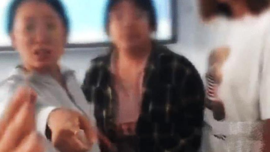 男生自曝为制止霸凌遭女生围堵辱骂，疑曝光视频账号已被封