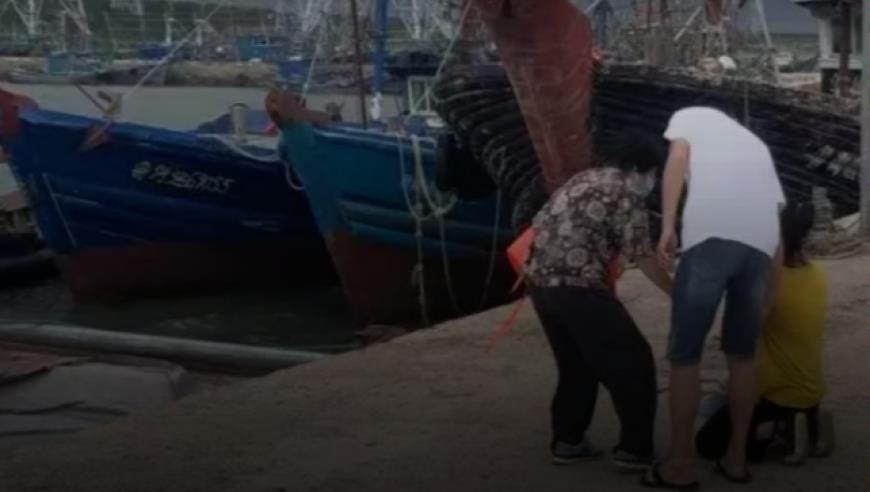 男子驾船出海离奇身亡，其女悬赏50万追凶，疑似肇事者为赏金主动投案