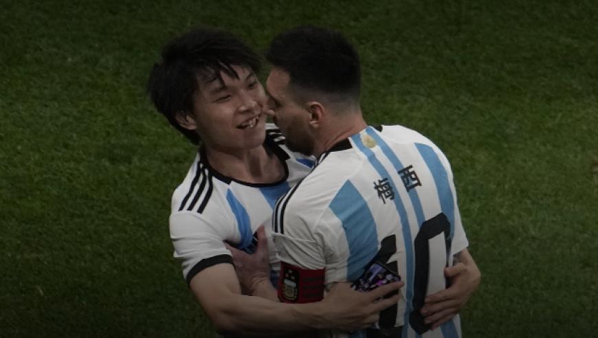 两极分化！球迷闯场抱梅西：犯错但很帅VS越界行为不该被吹捧