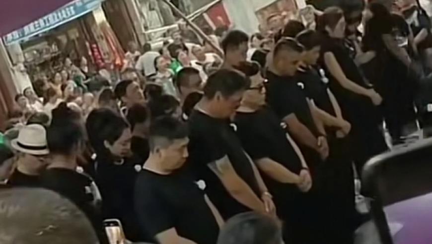 张恒远举办追悼会，毕夏崩溃大哭路都走不稳，被人搀扶着惹人心疼