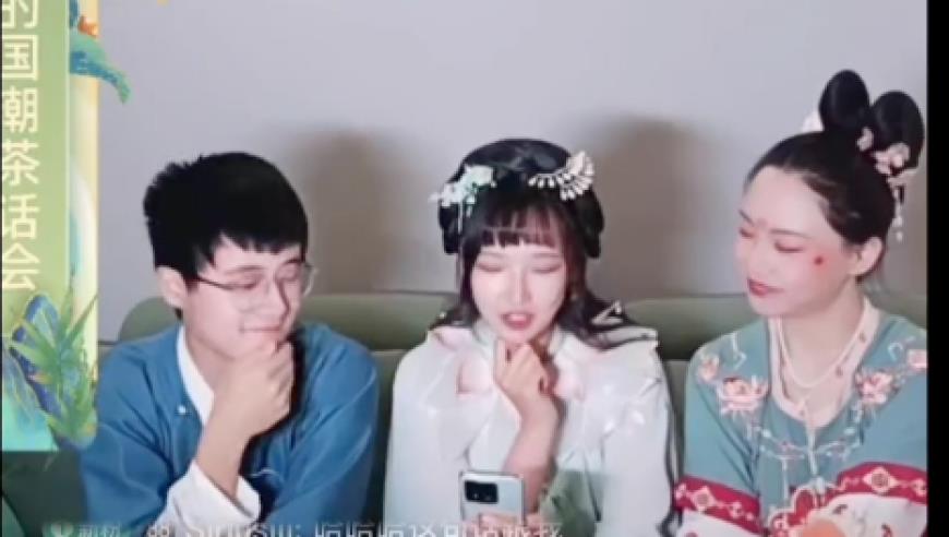 新晋主播直播间发现“榜一大哥是我爸”：瞬间哽咽